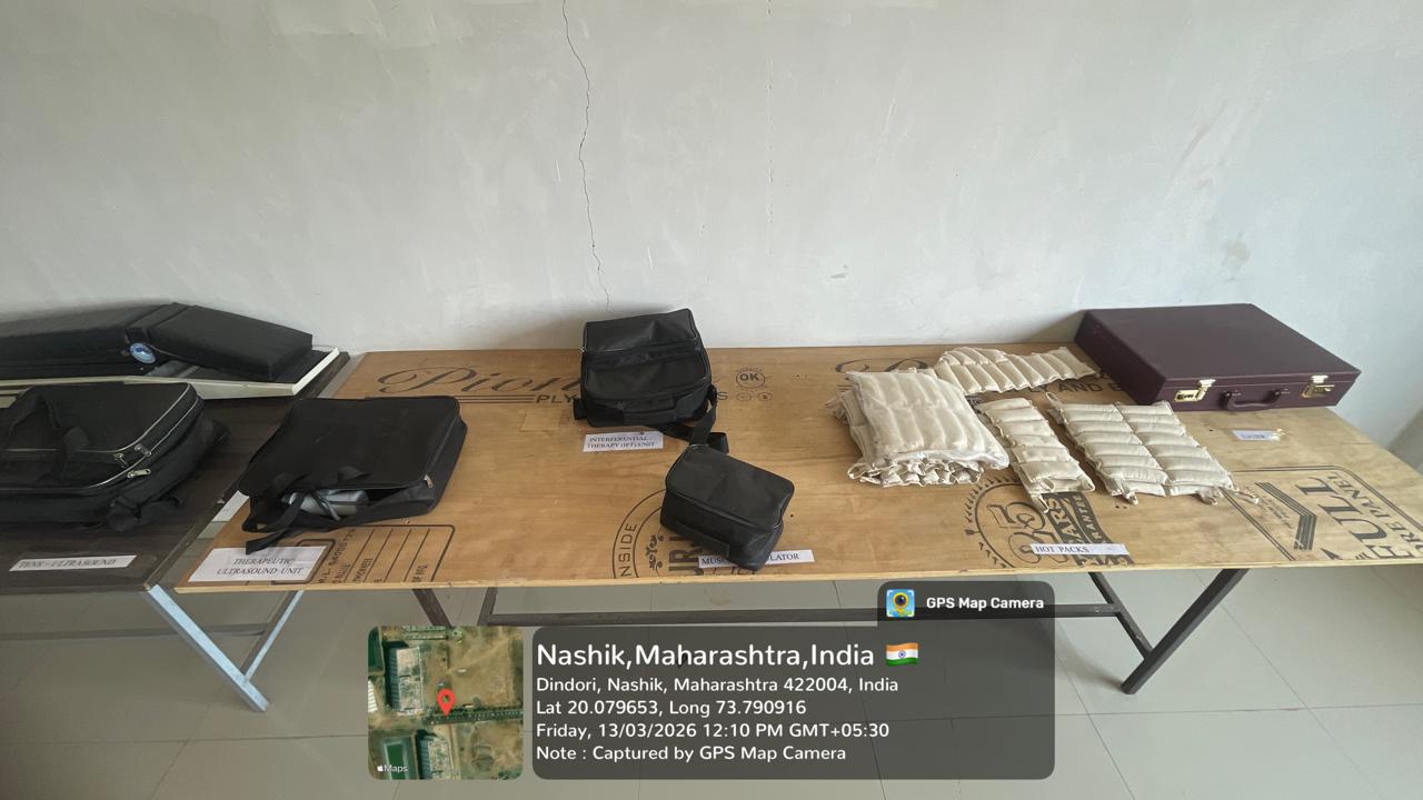 Kinesiotherapy & electrotherapy lab with treatment beds