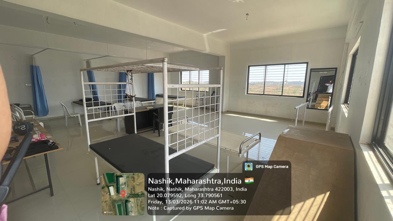 Kinesiotherapy lab with suspension frame and treatment tables